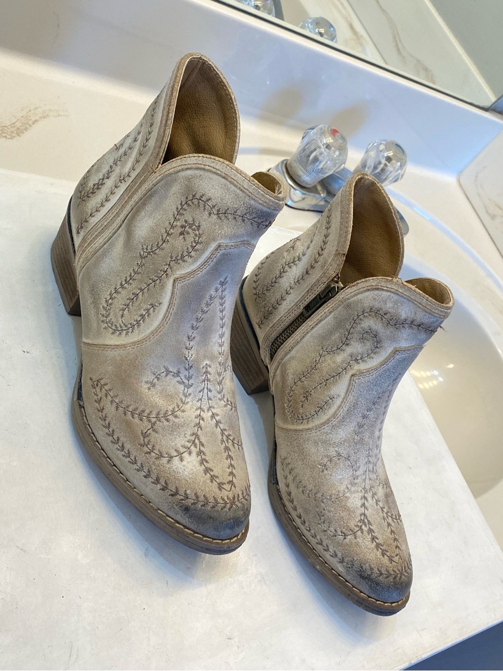 Sterling River taupe embroidered ankles boot size 8.5M good condition clean